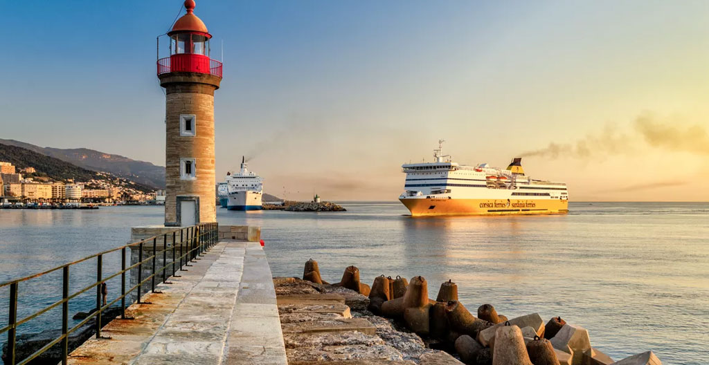 Carte stylisée montrant les liaisons maritimes entre les ports continentaux de Nice, Toulon et Marseille et les ports corses de Bastia, Ajaccio, Calvi et Ile-Rousse